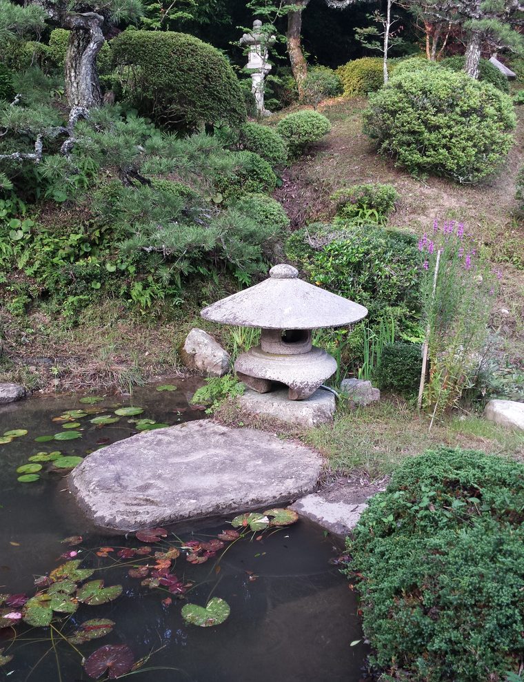禅昌寺 日本庭園と石灯籠